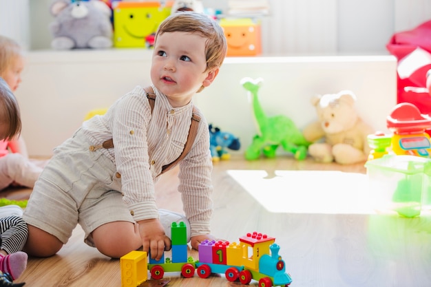 Photo little boy playing with train toy