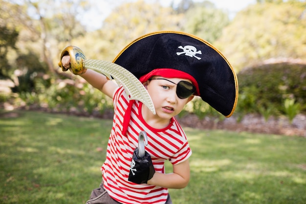 Фото Маленький мальчик притворяется пиратом