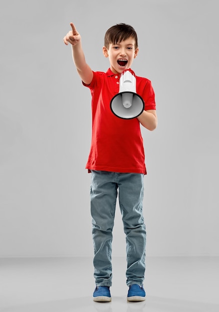 Photo little boy in red polo shouting to megaphone