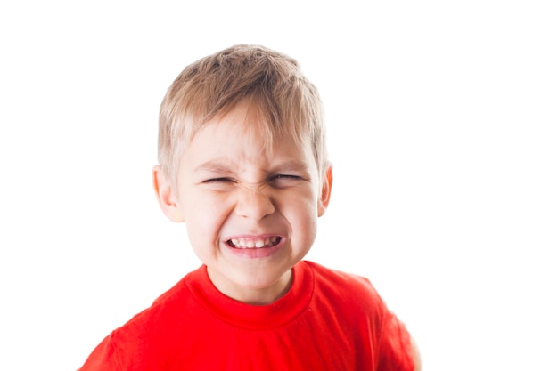 Foto ragazzino in maglietta rossa, sensazione di reazione di atteggiamento. ragazzo frustrato isolato su bianco