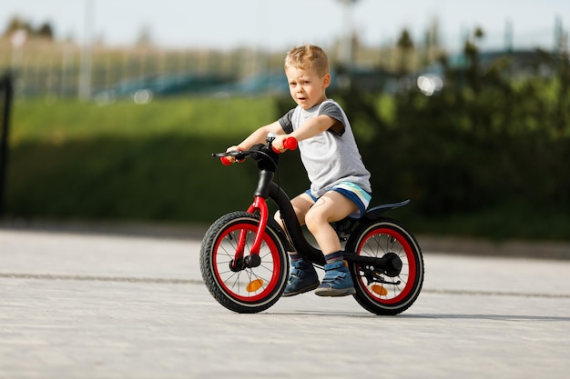 都市公園で自転車に乗る少年