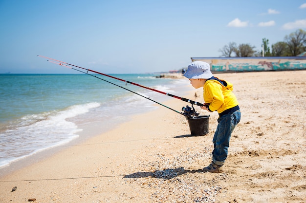 Ragazzino in spiaggia di sabbia