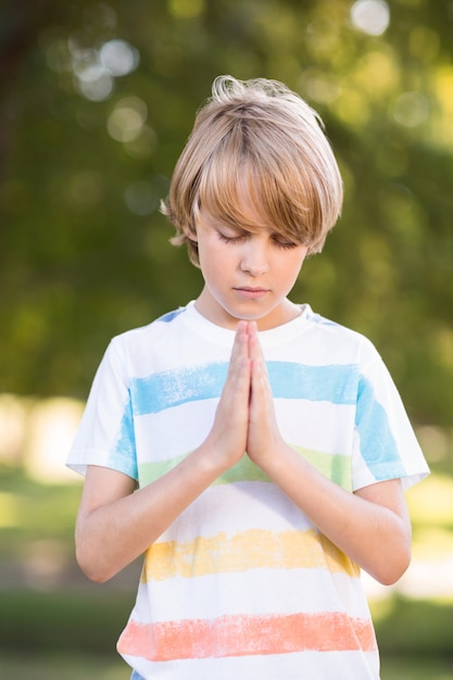 写真 彼の祈りを言っている小さな男の子