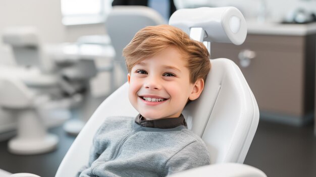 Foto un ragazzino si siede su una sedia in una clinica dentale