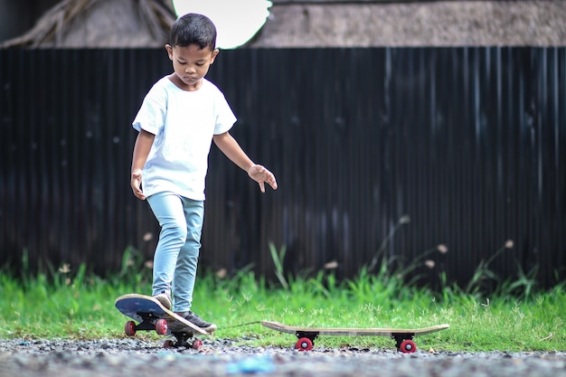 スケートボードの小さな男の子。