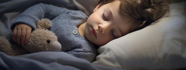 小さな男の子は家でベッドで寝ています ⁇ 