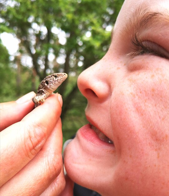 写真 爬虫類と一緒に微笑む小さな男の子