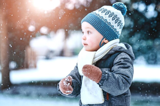 雪の中の小さな男の子