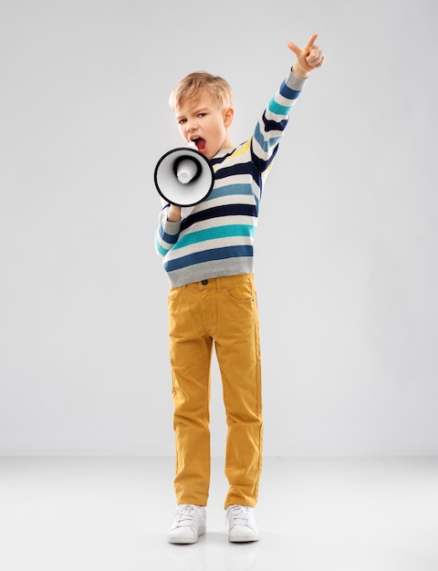 Photo little boy speaking to megaphone