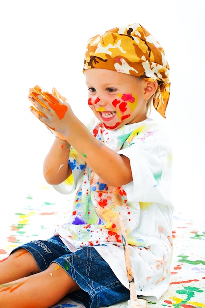 Фото Маленький мальчик в пятнах краски