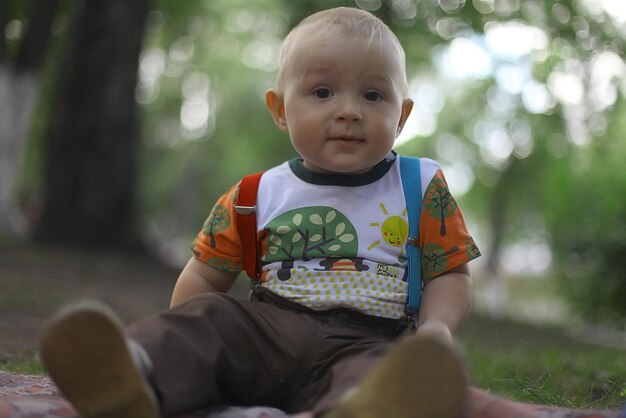 Photo little boy in summer park