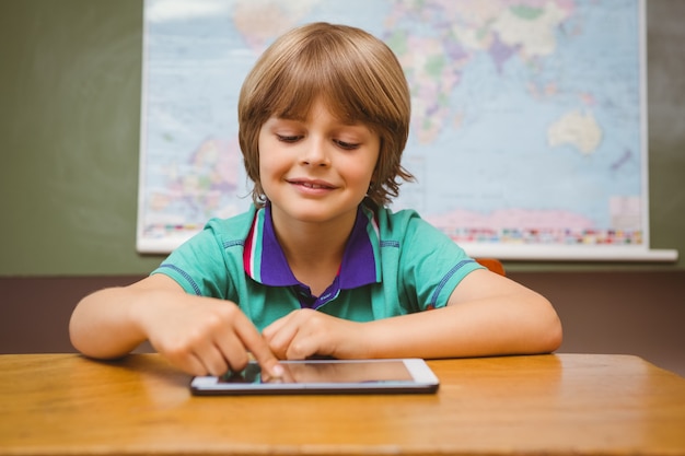 教室でデジタルタブレットを使用している少年