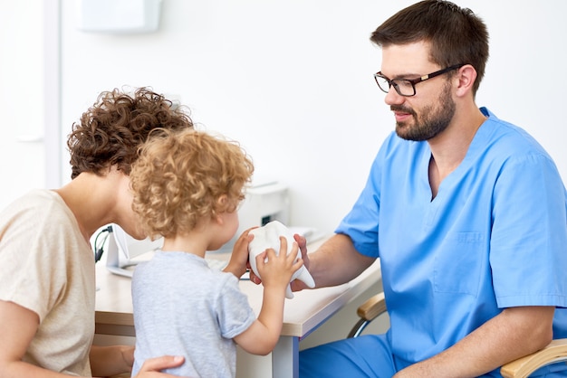 Foto dentista in visita di little boy