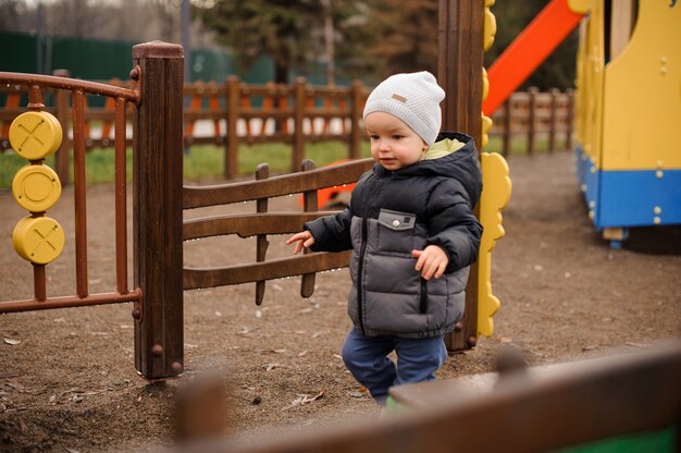 遊び場の上を歩く少年