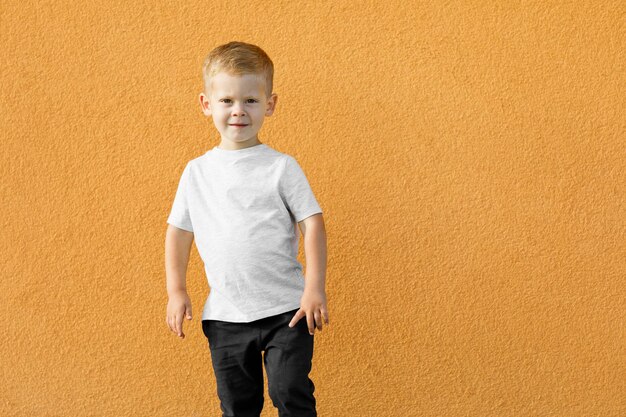 로고나 디자인을 위한 흰색 티셔츠 공간에 있는 어린 소년