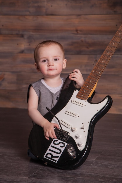 Маленький мальчик с бас-гитарой, рок-звезда, малышка