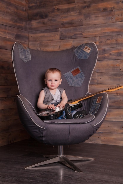 Foto ragazzino con bambino rock star chitarra basso