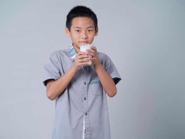 Ragazzino con un bicchiere di latte