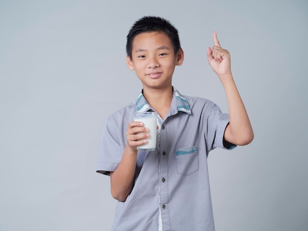 Ragazzino con un bicchiere di latte