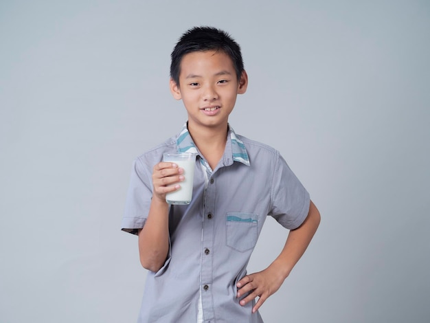 Ragazzino con un bicchiere di latte