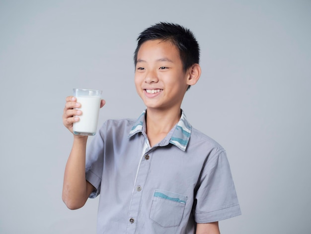 Ragazzino con un bicchiere di latte