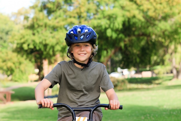 彼の自転車で小さな男の子