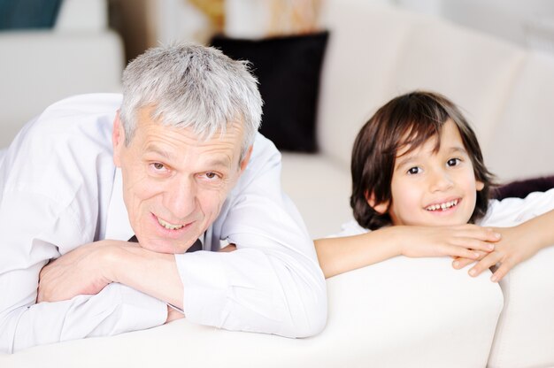 Ragazzino con suo nonno guardando la telecamera