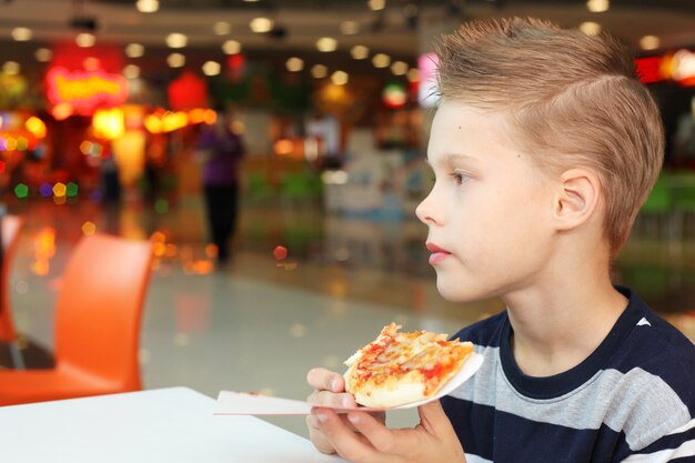 Foto ragazzino con pizza