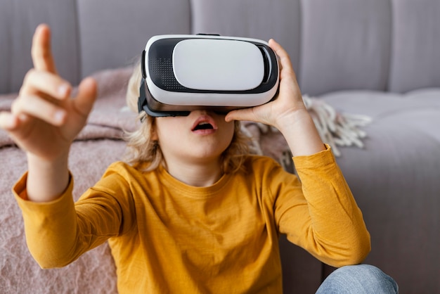 Photo little boy with virtual reality headset