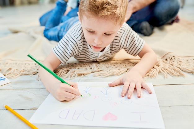 Photo little boy wrapped up in drawing