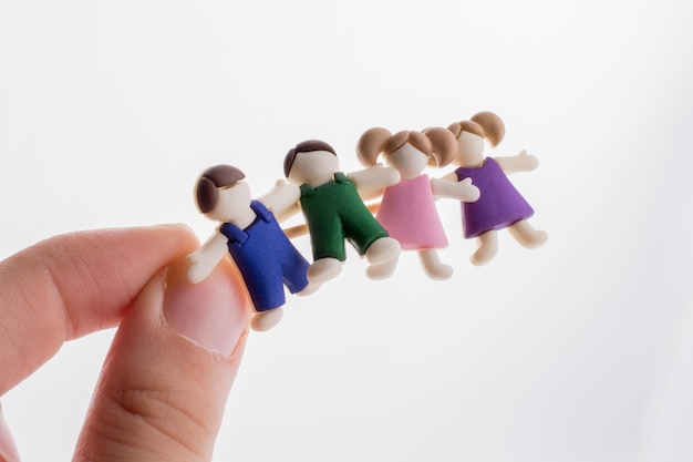 Photo little boys and girls kid figurines in hand