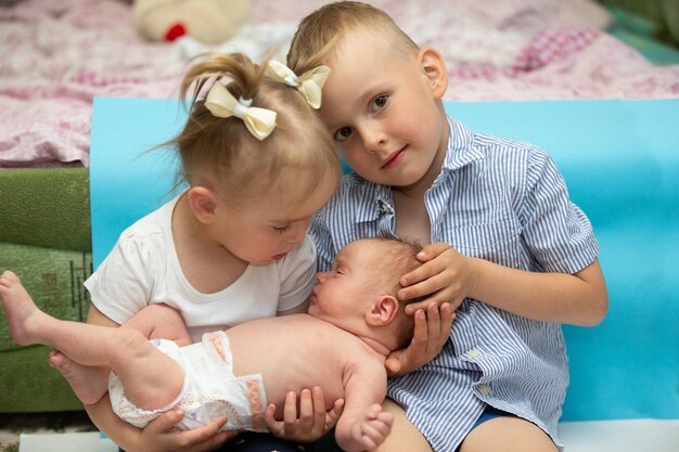 Photo little brother and sister rejoice at the newborn baby