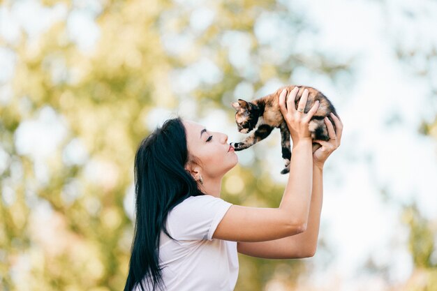 小さな猫は女性の唇に足を置きました。