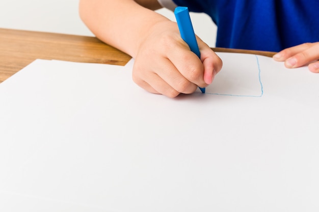 Photo little caucasian boy drawing