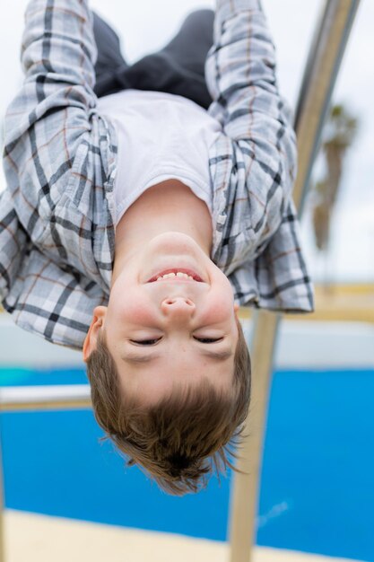 遊び場の小さな白人の少年