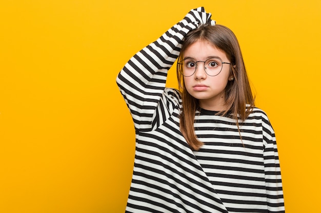 Piccola ragazza carina caucasica, scioccata, ha ricordato un incontro importante.