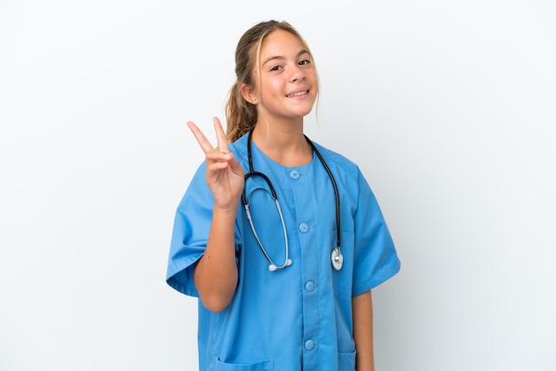 웃 고 승리 기호를 보여주는 흰색 배경에 고립 된 외과 의사로 위장한 백인 소녀