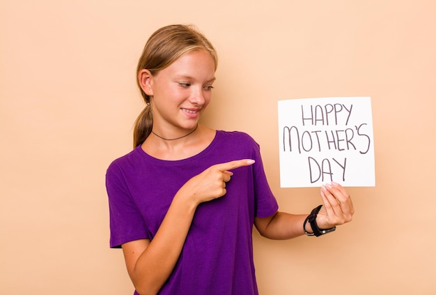 Photo little caucasian girl holding happy mothers day isolated on beige background