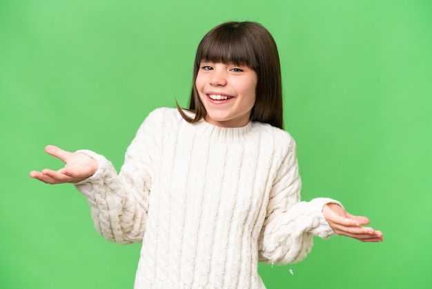 Piccola ragazza caucasica su sfondo isolato felice e sorridente