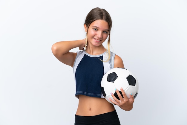 웃는 흰색 배경에 고립 된 축구를 하는 어린 백인 소녀