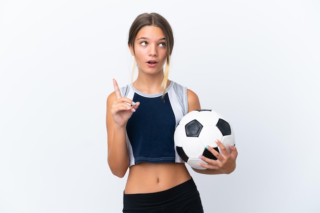 指を上に向けるアイデアを考えて白い背景で隔離のサッカーをしている小さな白人の女の子