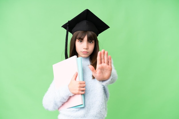 Foto piccola studentessa caucasica su sfondo isolato facendo gesto di arresto