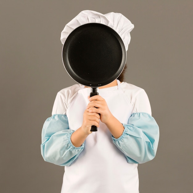 Photo little chef holding cooking pan