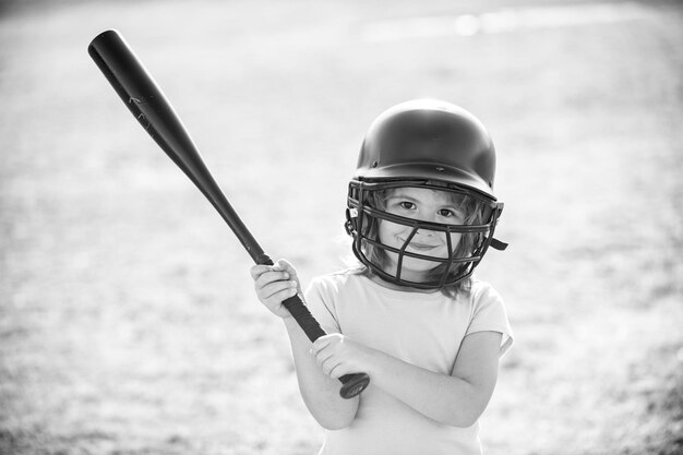 小さな子供の野球選手は、野球のバットを持っている子供をバットする準備ができて集中しました