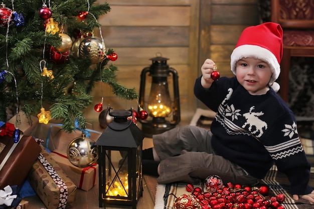 小さな子供とクリスマスのおもちゃ