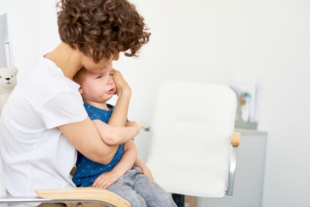 Piccolo bambino che piange in medici office