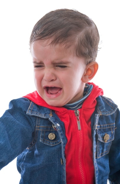 白い背景の上で泣いている小さな子供