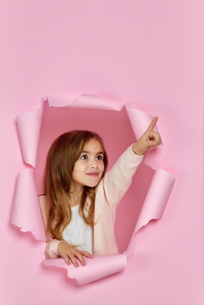 Photo little child girl pointing on copy space