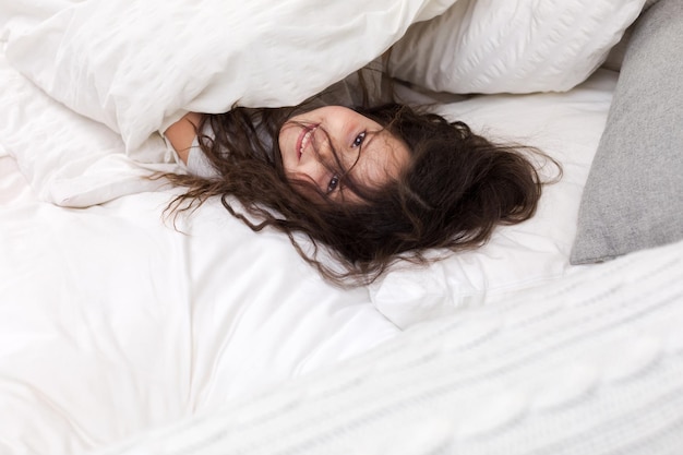 Photo little child girl smiling after waking up