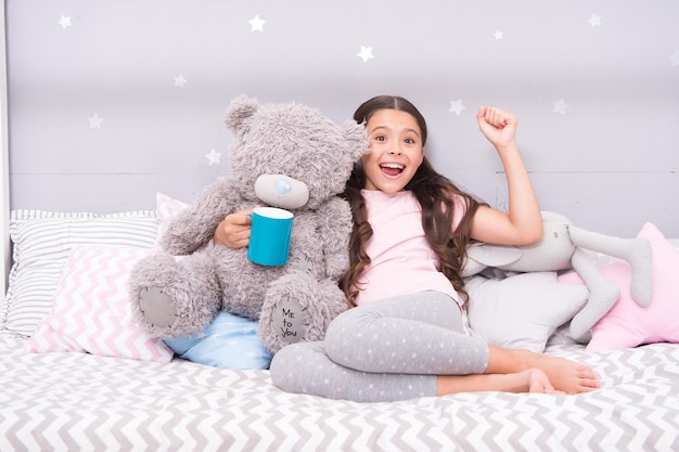 Маленький ребенок держит кружку девушка в пижаме пьет чай расслабление перед сном пить молоко перед сном напиток перед сном горячее молоко перед сном польза для здоровья питьевая вода перед сном